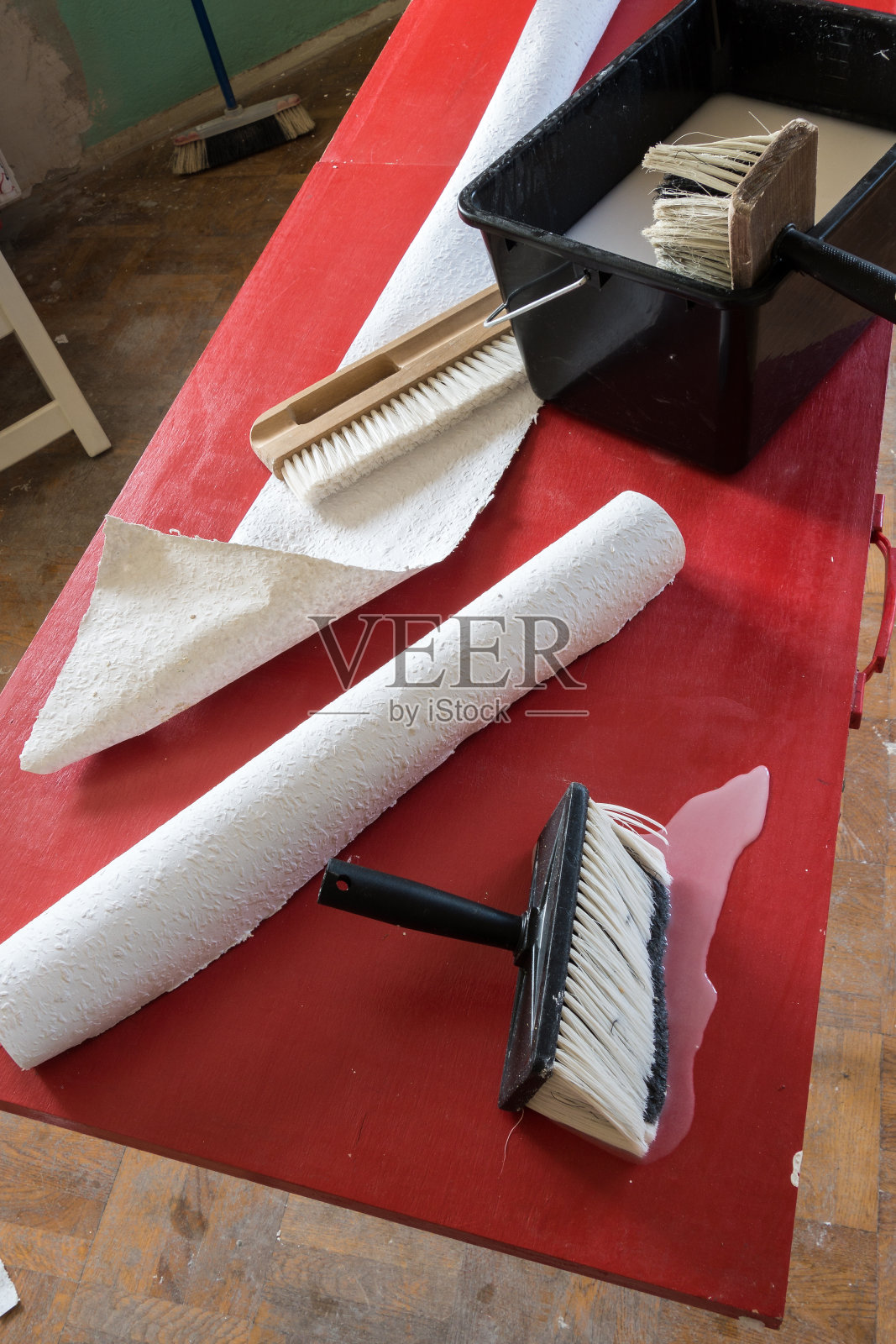 墙纸及附件的胶水墙纸。照片摄影图片