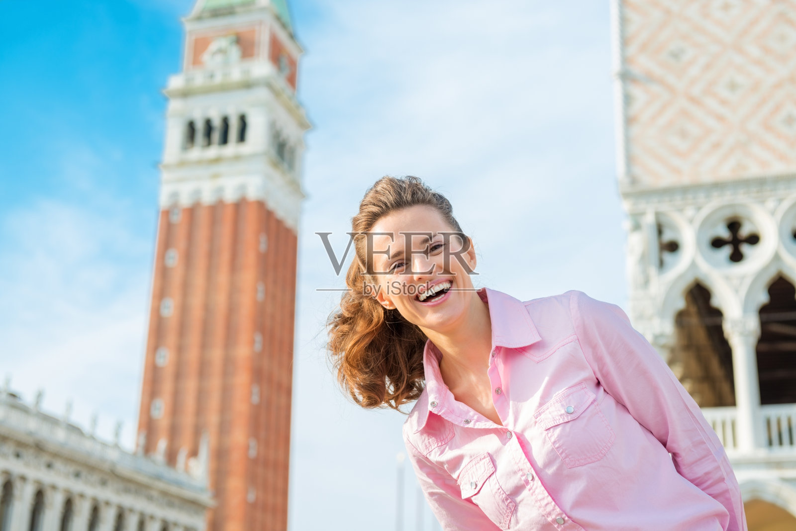 参观圣马可钟楼和总督宫的女游客照片摄影图片