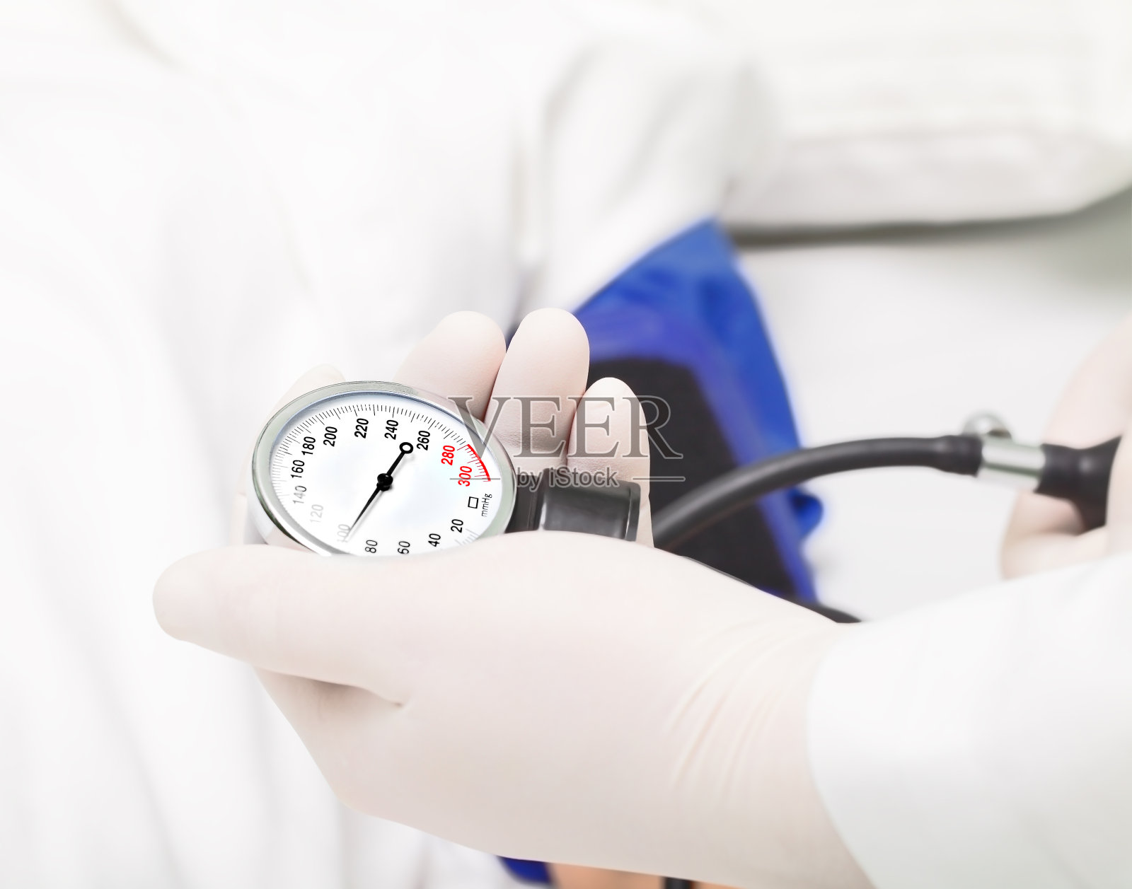 在医院测量血压照片摄影图片