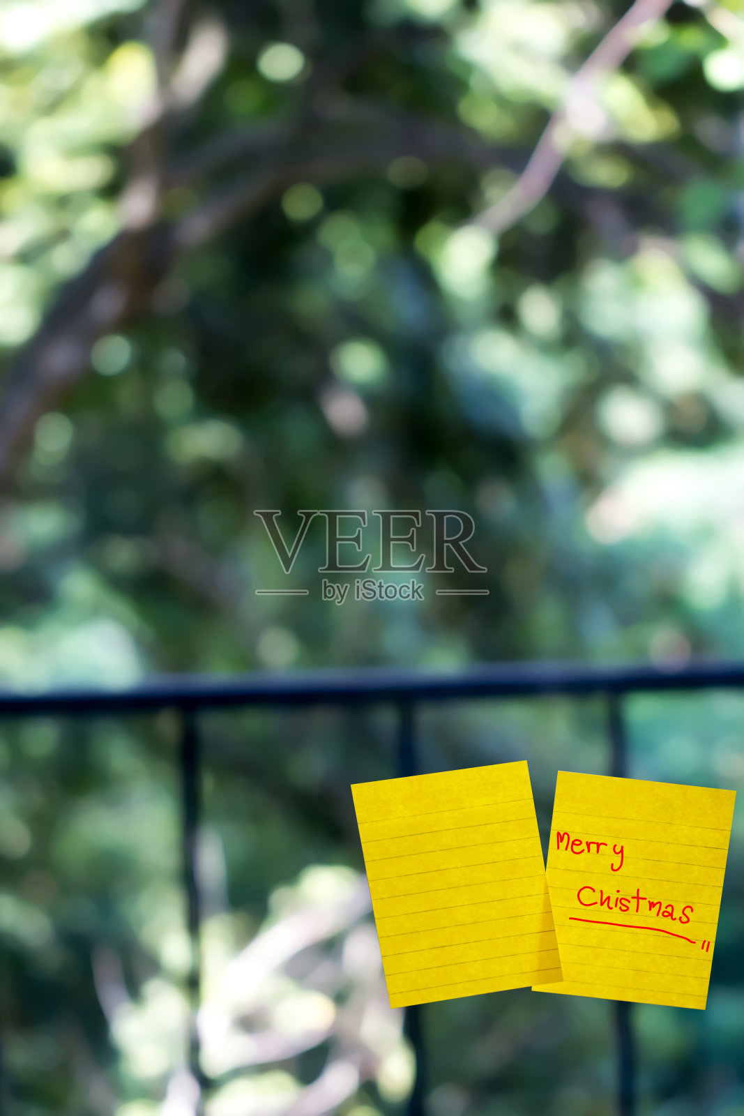 圣诞快乐字贴在窗玻璃上照片摄影图片