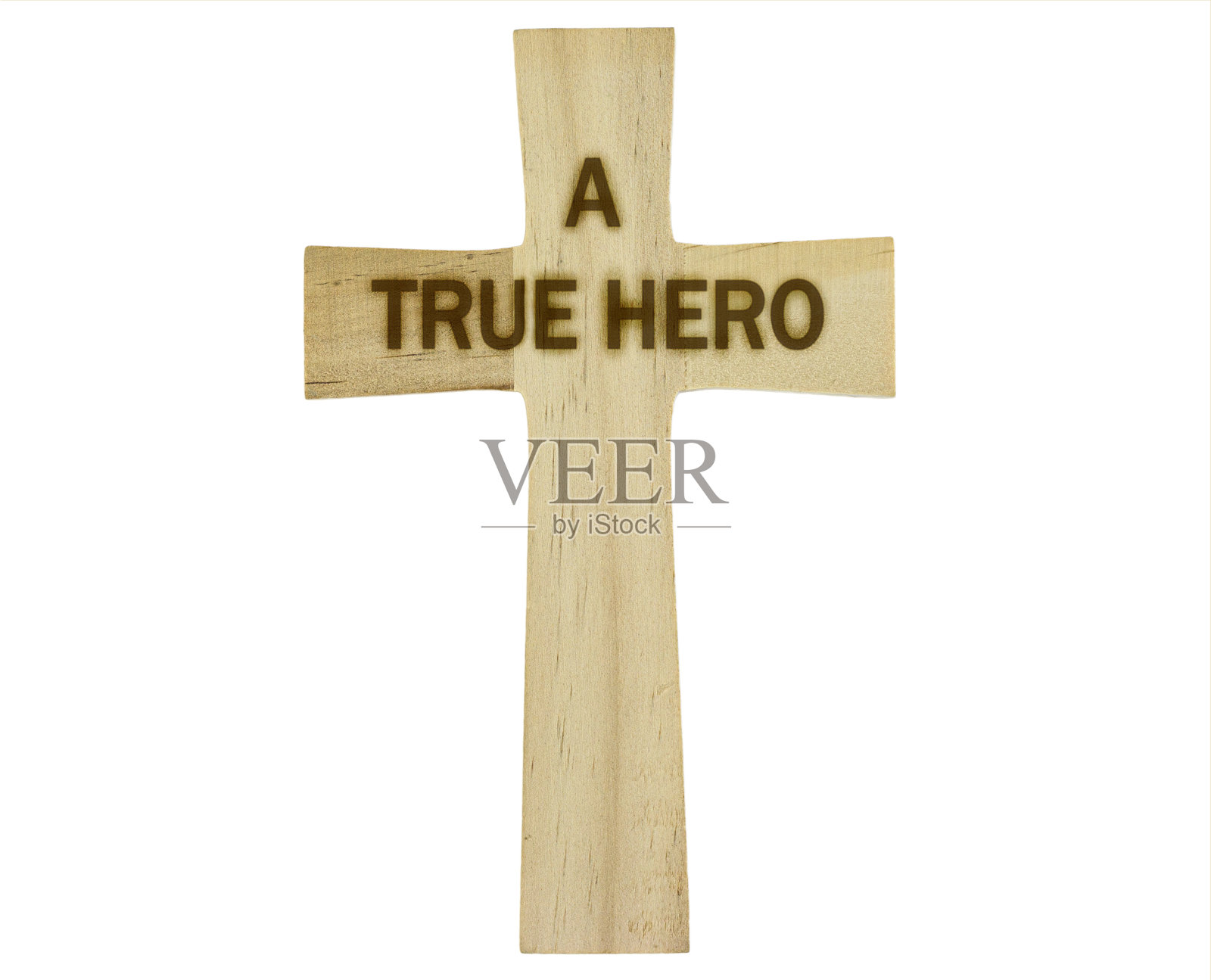 刻有“真英雄”字样的木制十字架照片摄影图片