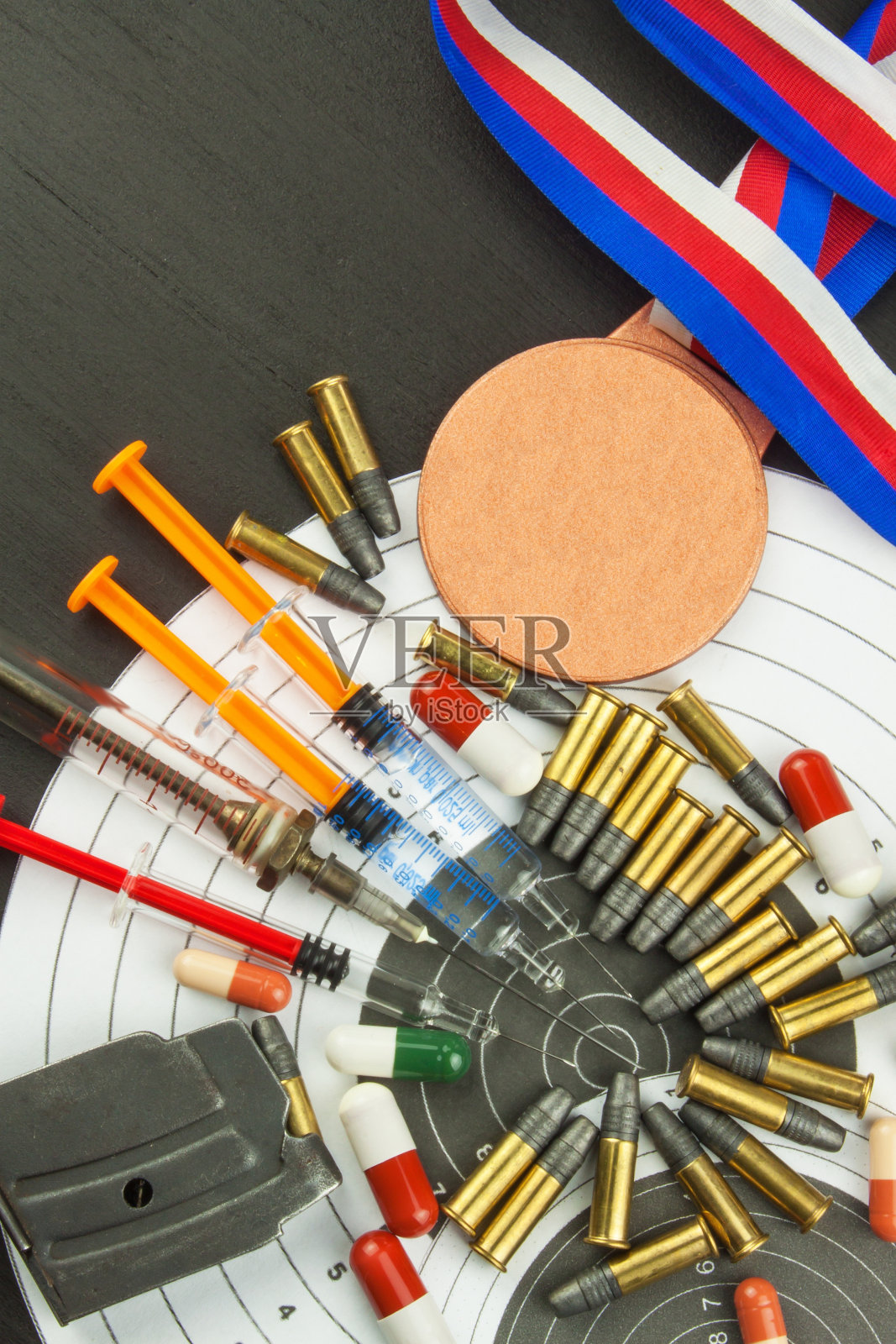 运动中滥用合成代谢类固醇。在冬季两项欺骗。照片摄影图片