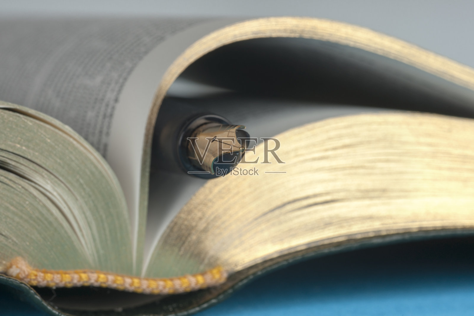 打开的书和笔的特写。照片摄影图片