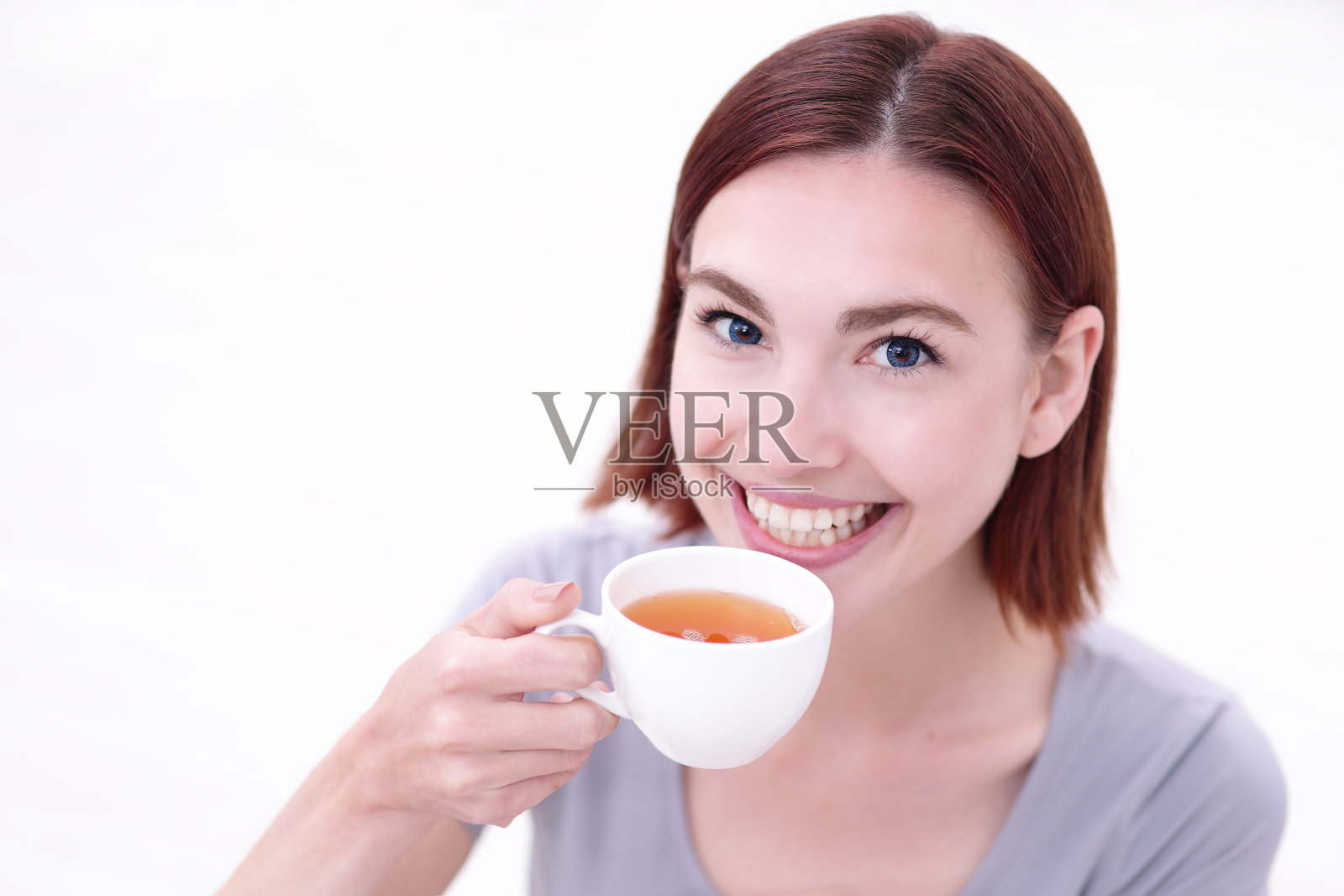 拿着一杯茶的女人照片摄影图片