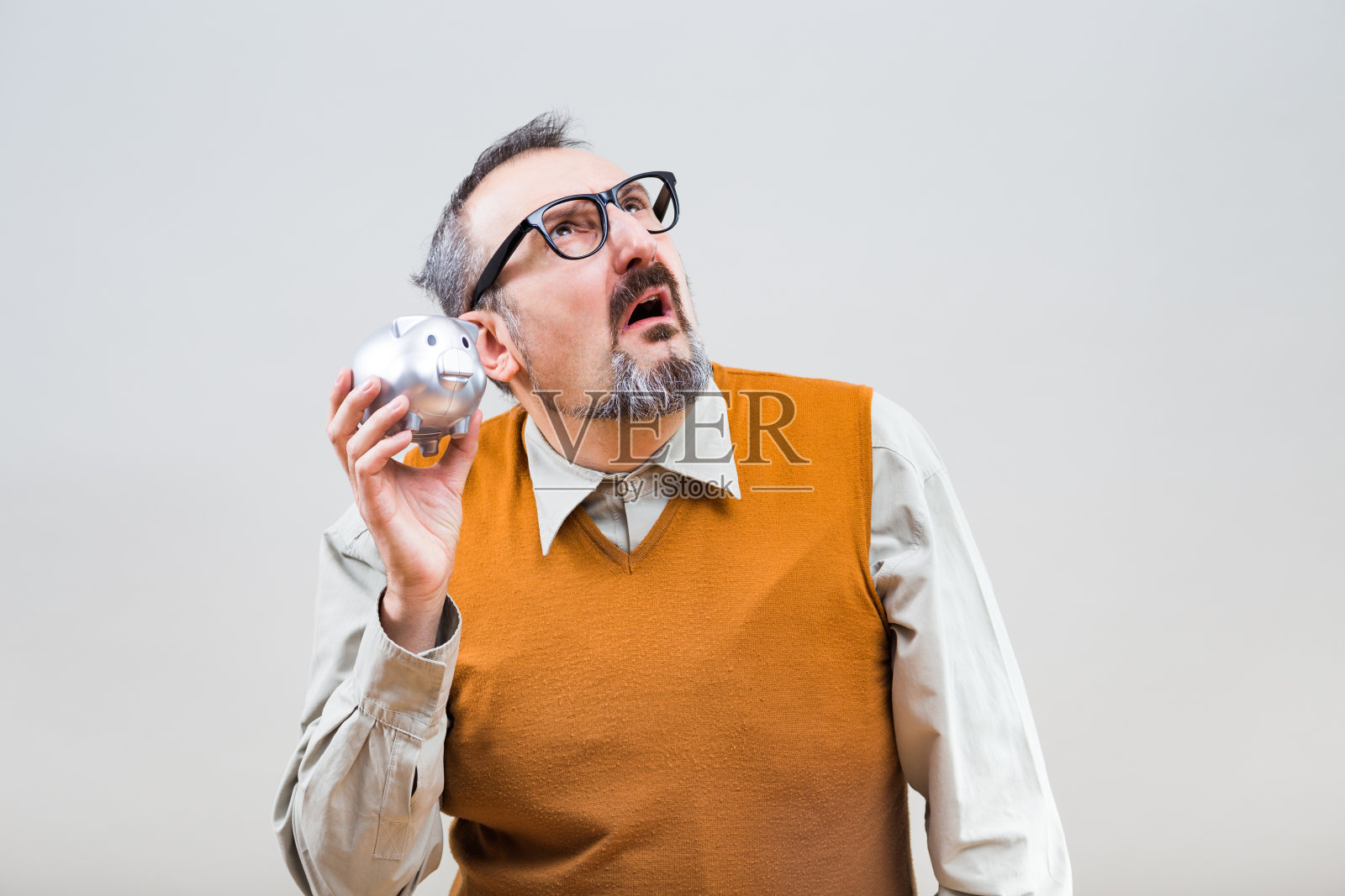 拿着空储蓄罐的书呆子照片摄影图片
