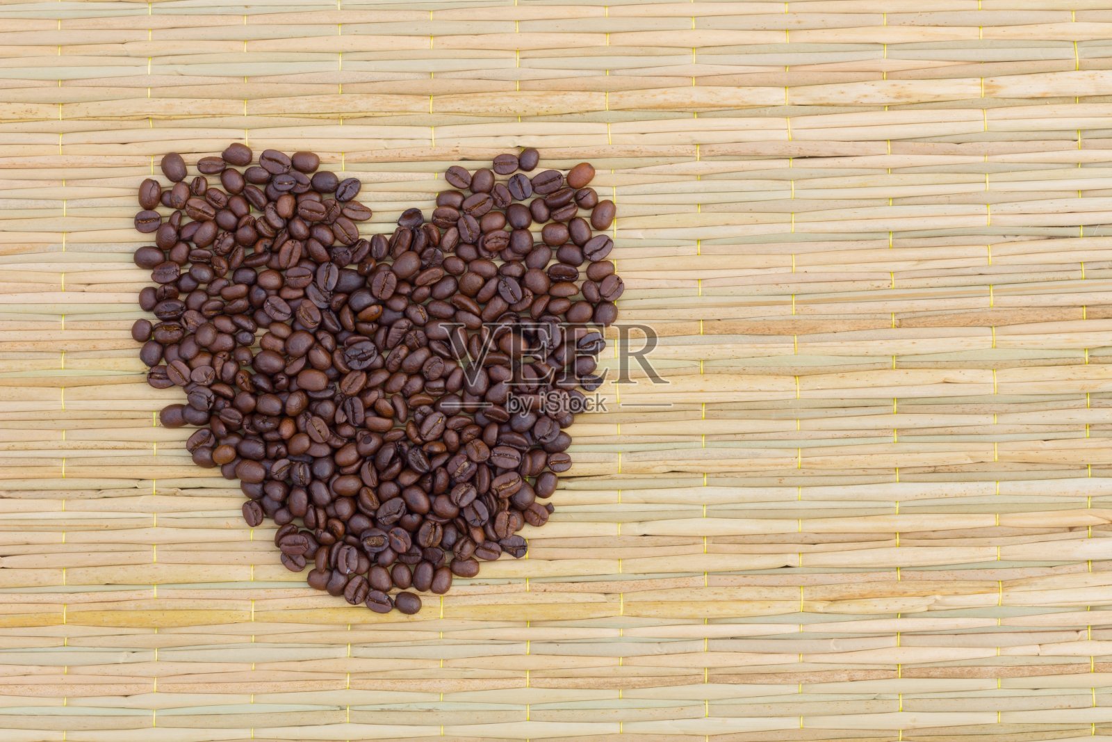 来自咖啡豆的心照片摄影图片