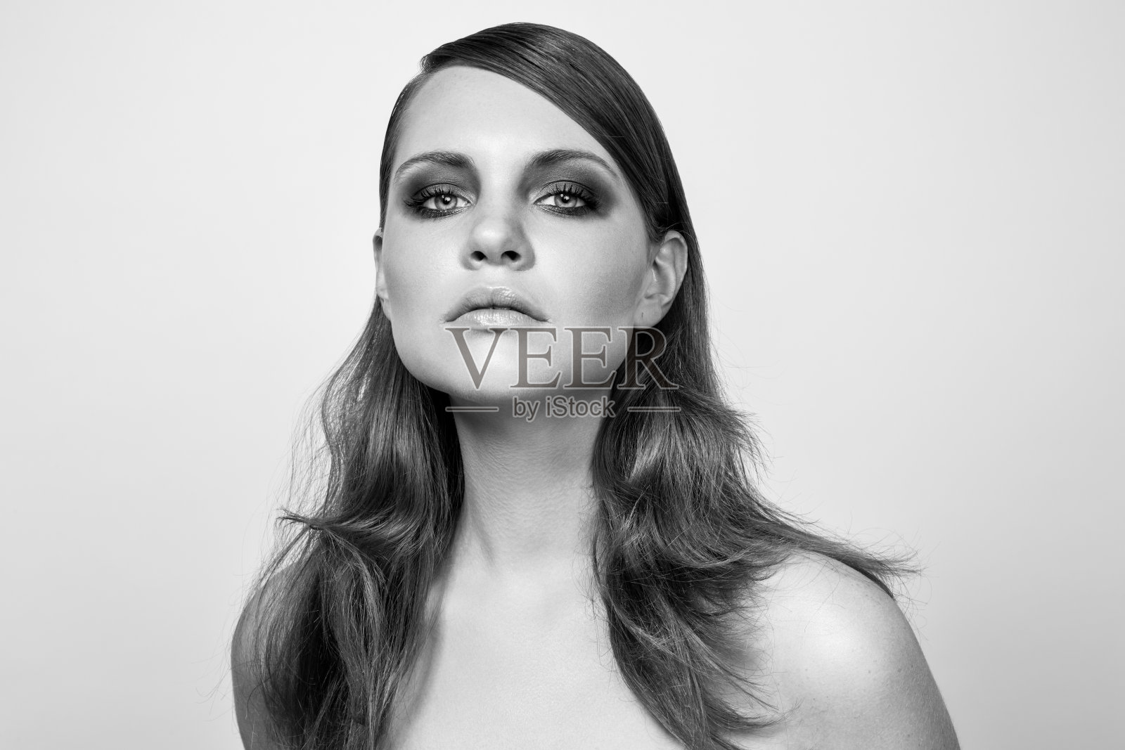 美丽的年轻女子与长闪亮的头发。的黑白照片照片摄影图片