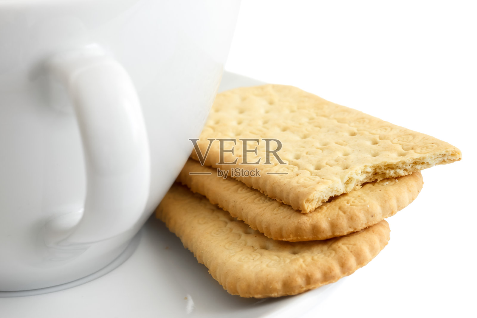 白色瓷杯上有手指饼干的细节。照片摄影图片