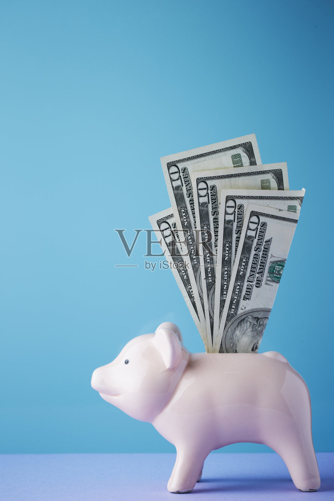 储蓄罐和美元钞票照片摄影图片