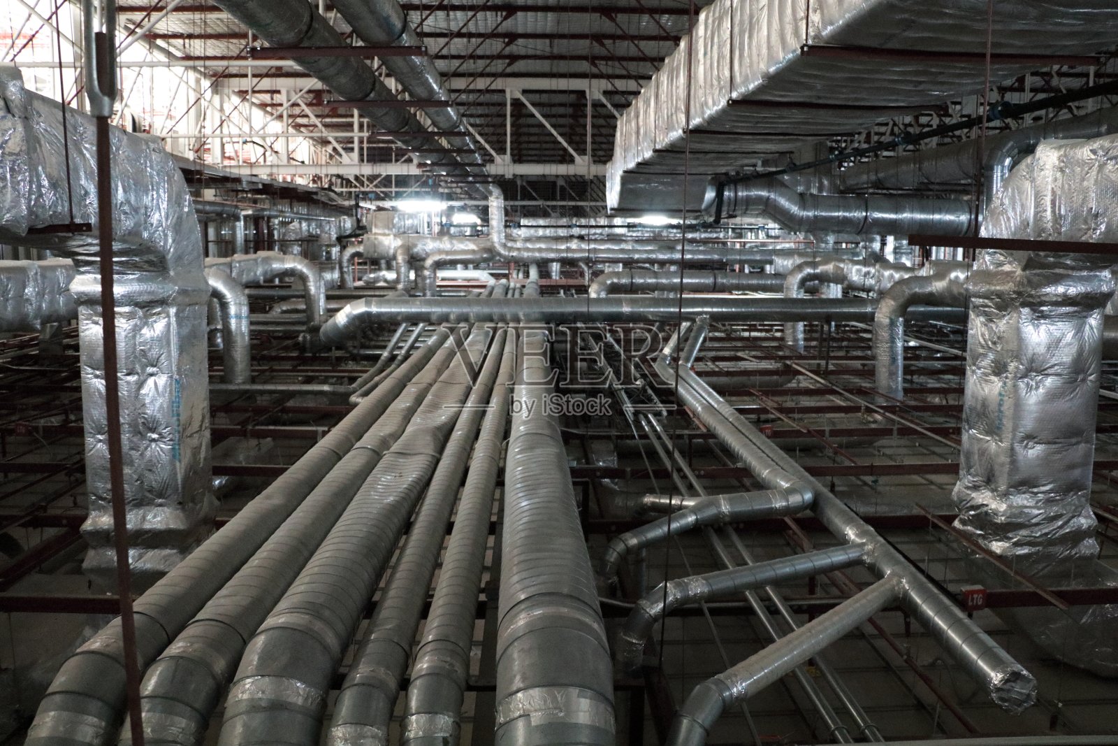 工厂吊顶的通风管道照片摄影图片