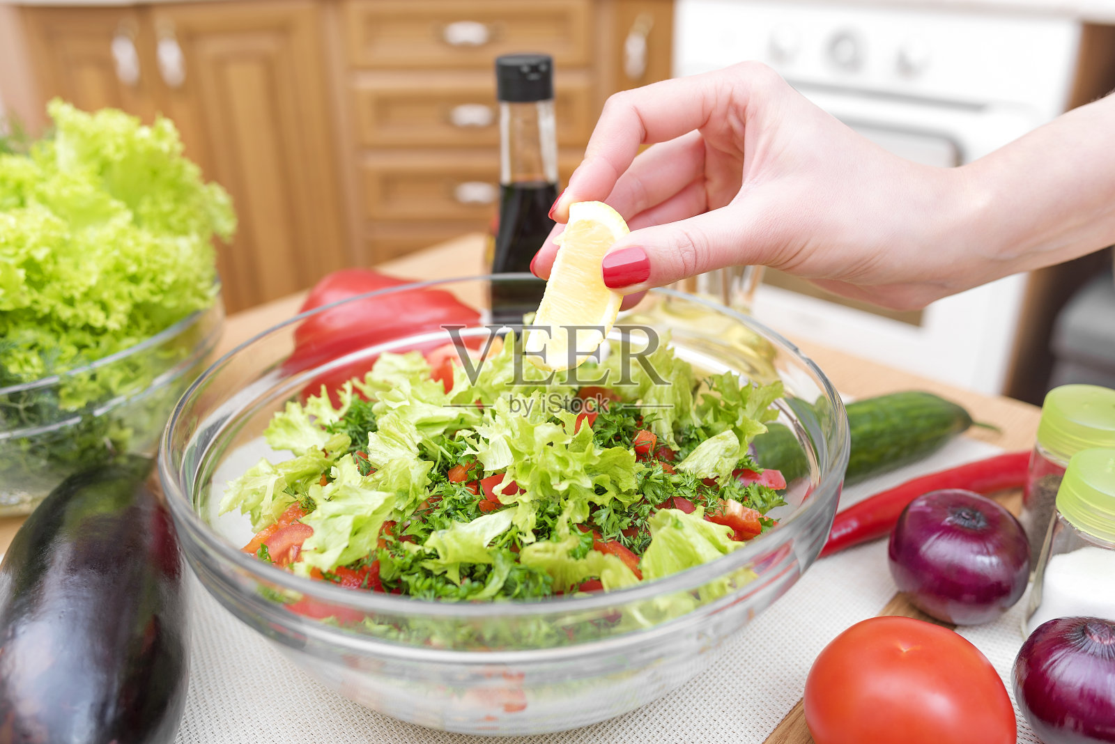 挤点柠檬沙拉汁照片摄影图片