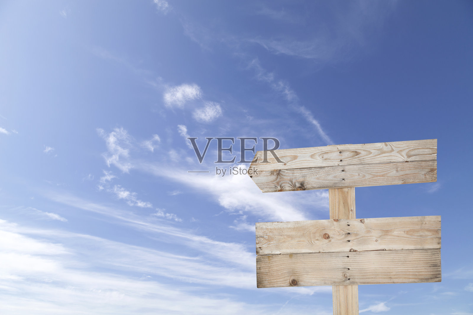 蓝色天空的木制招牌，夏日背景照片摄影图片