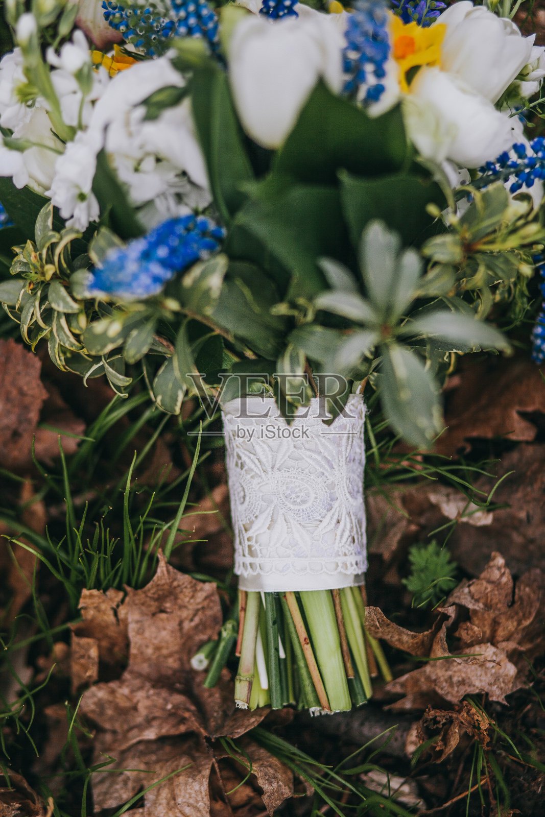 美丽的婚礼花束不同的白色，蓝色，绿色的花照片摄影图片