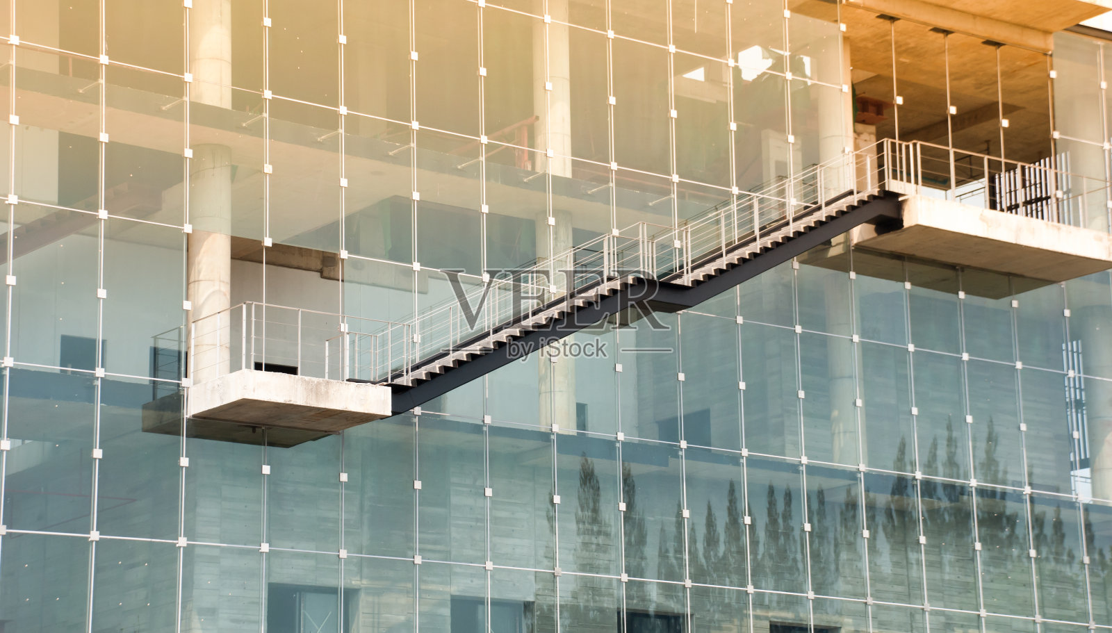 现代商业大厦的楼梯，数码效果阳光照片摄影图片
