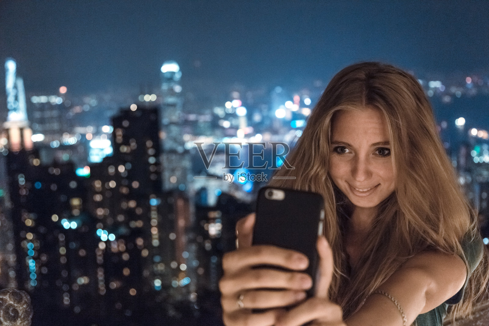 年轻女孩使用智能手机照片摄影图片