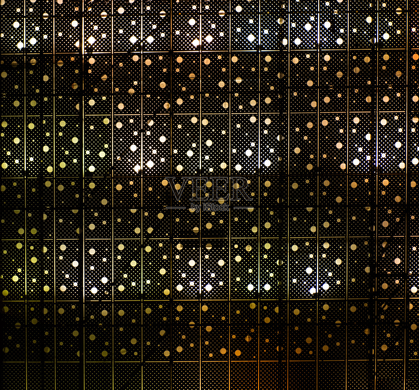 夜间建筑外墙。照片摄影图片