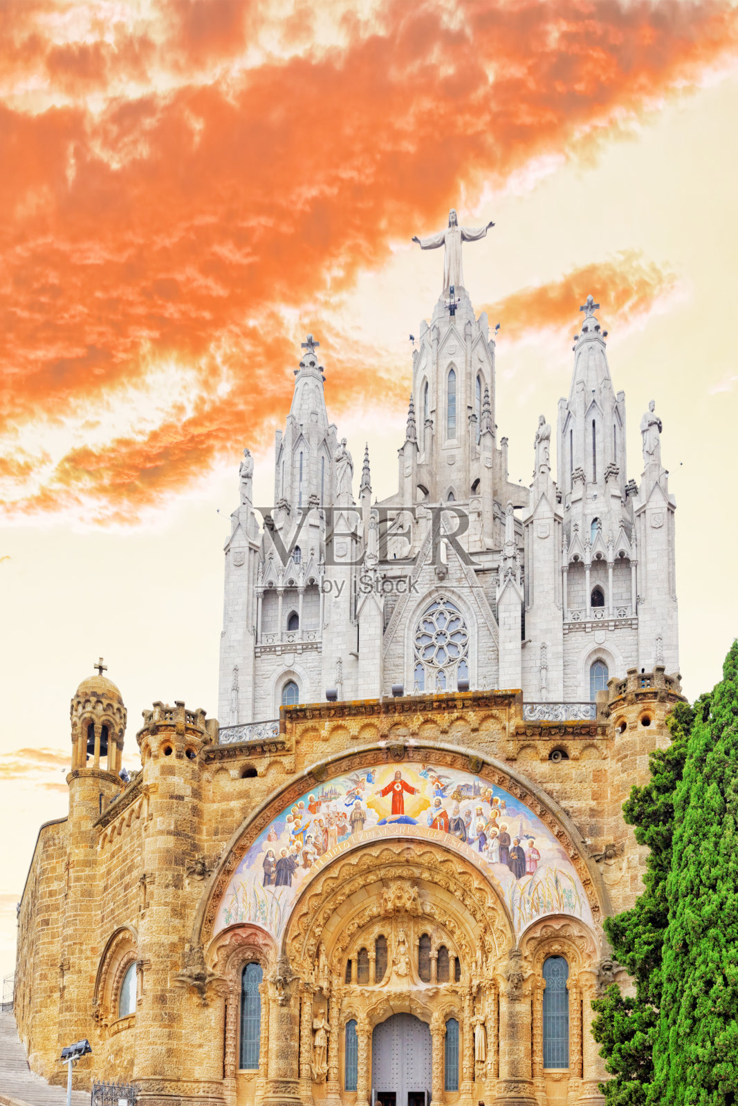 提比达波山顶的一座寺庙照片摄影图片