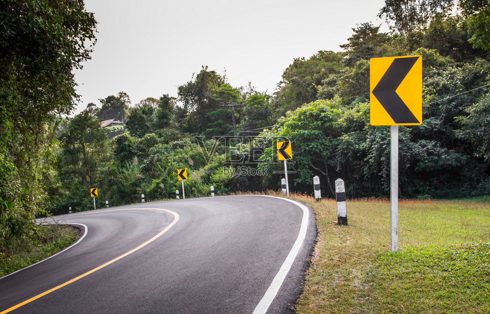 这条路左转，有左转标志照片摄影图片