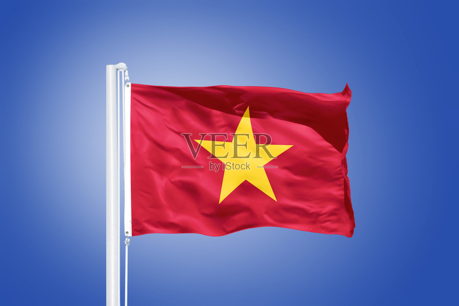蓝天下飘扬的越南国旗照片摄影图片