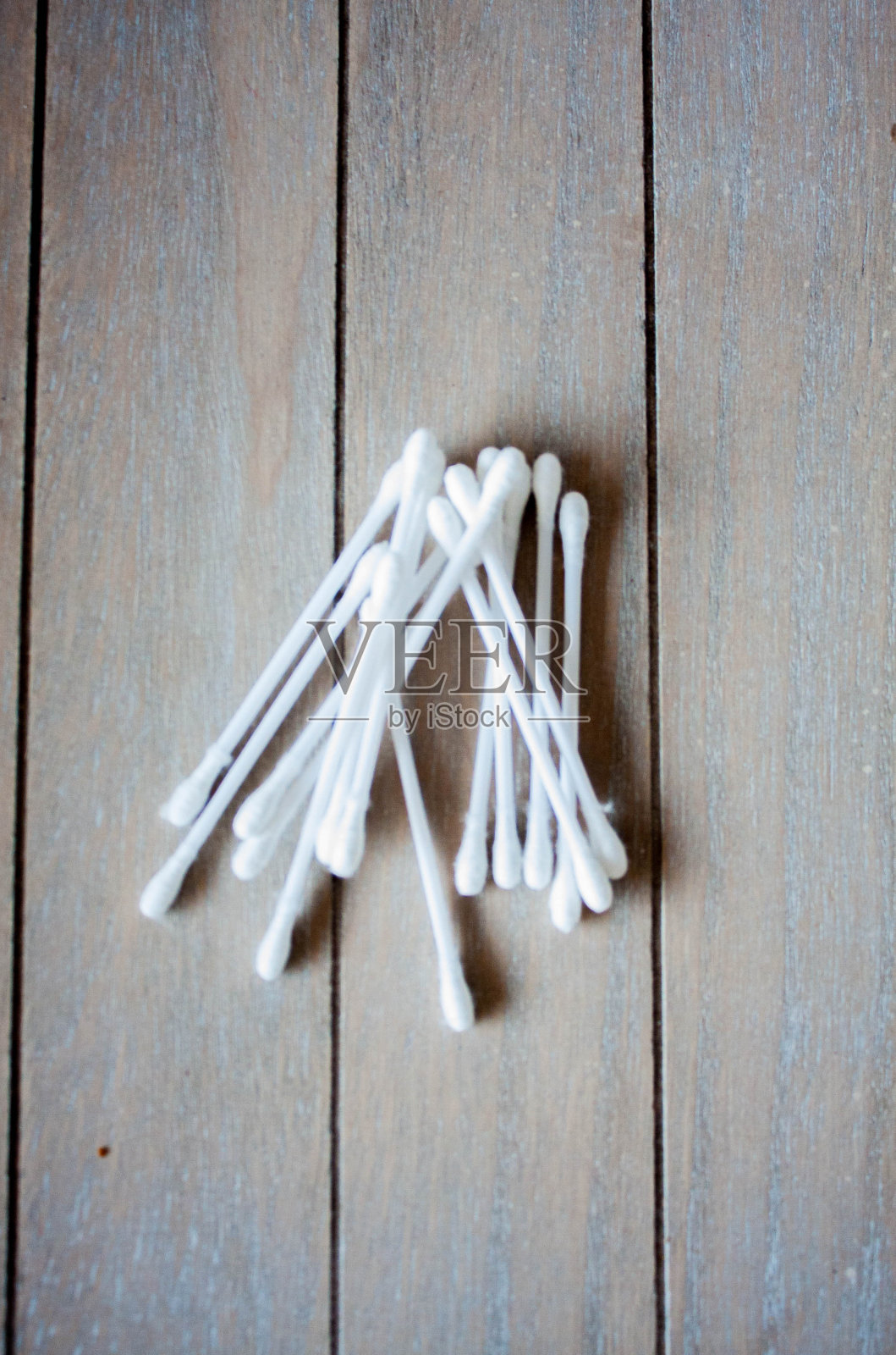 棉花芽孤立在木质背景上照片摄影图片