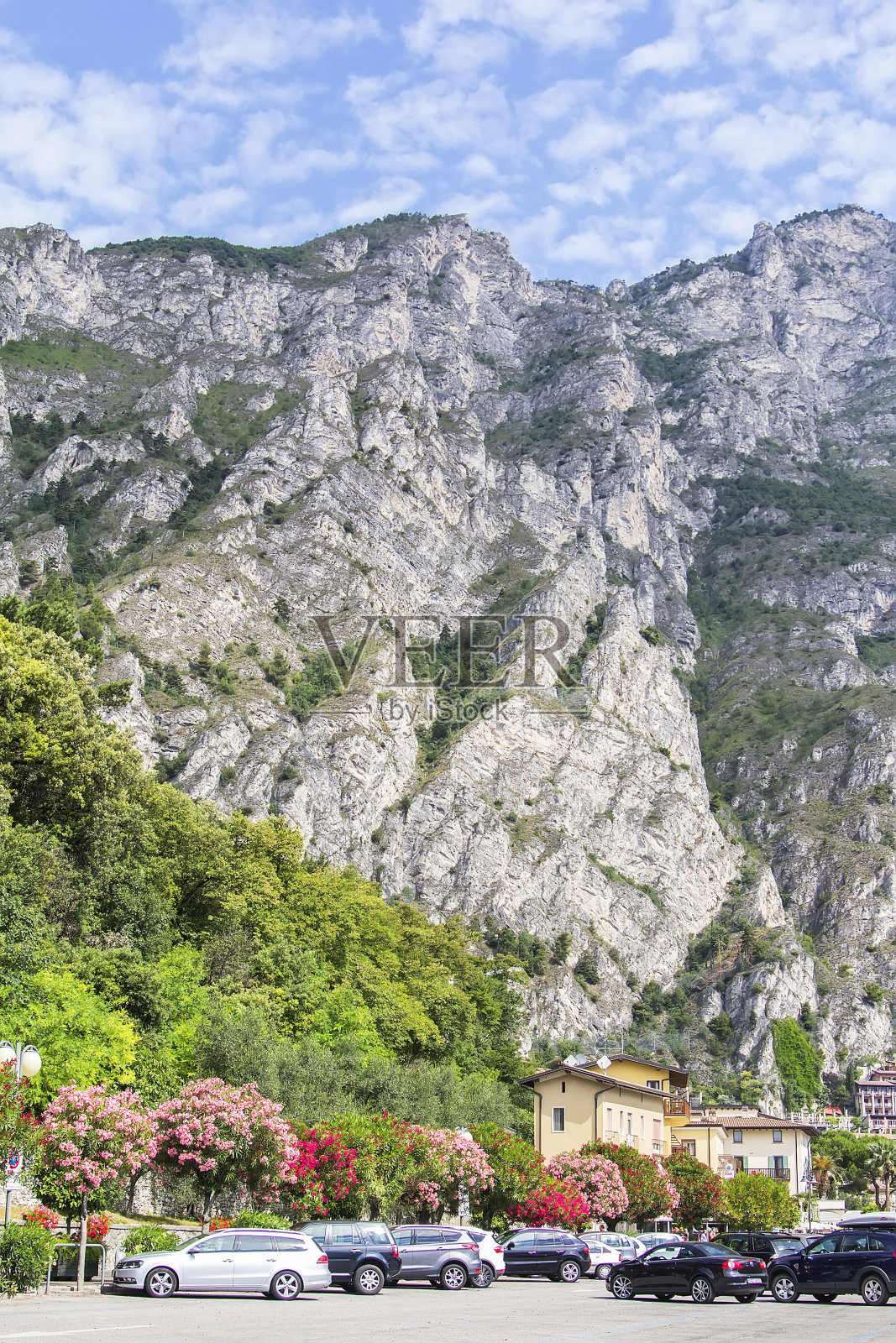 滨水城市里蒙南加尔达的背景景观照片摄影图片