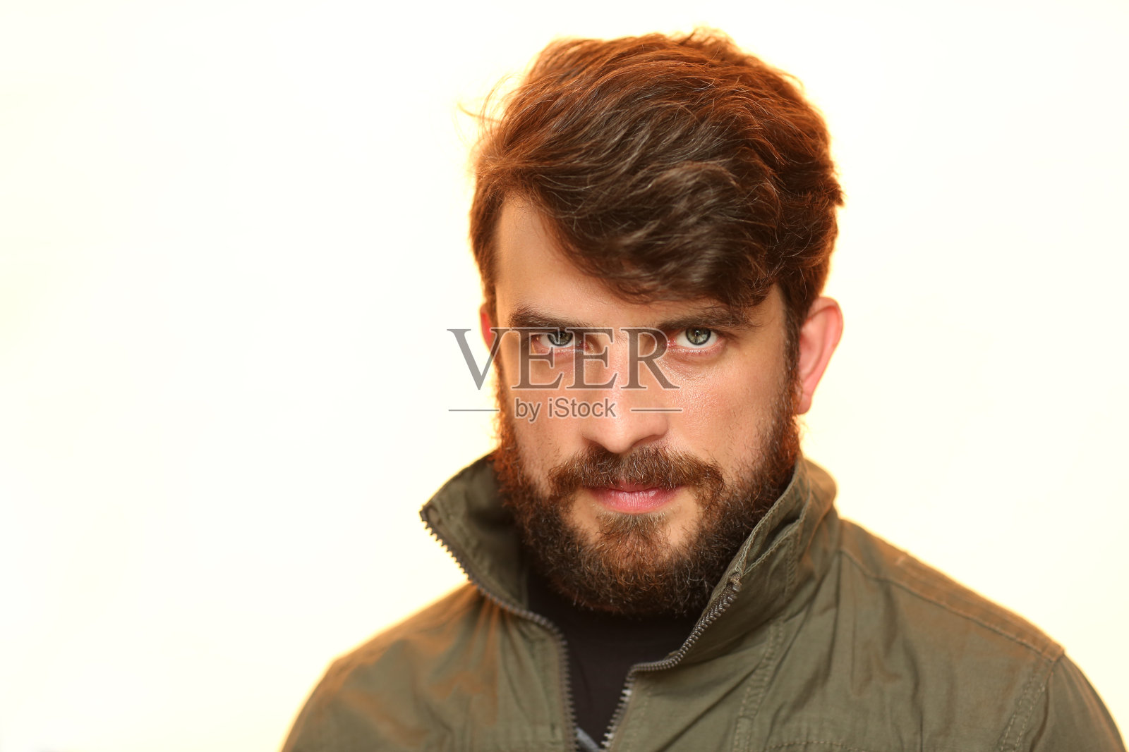 长胡子的家伙穿着卡其布夹克，看起来很有趣。关闭照片摄影图片