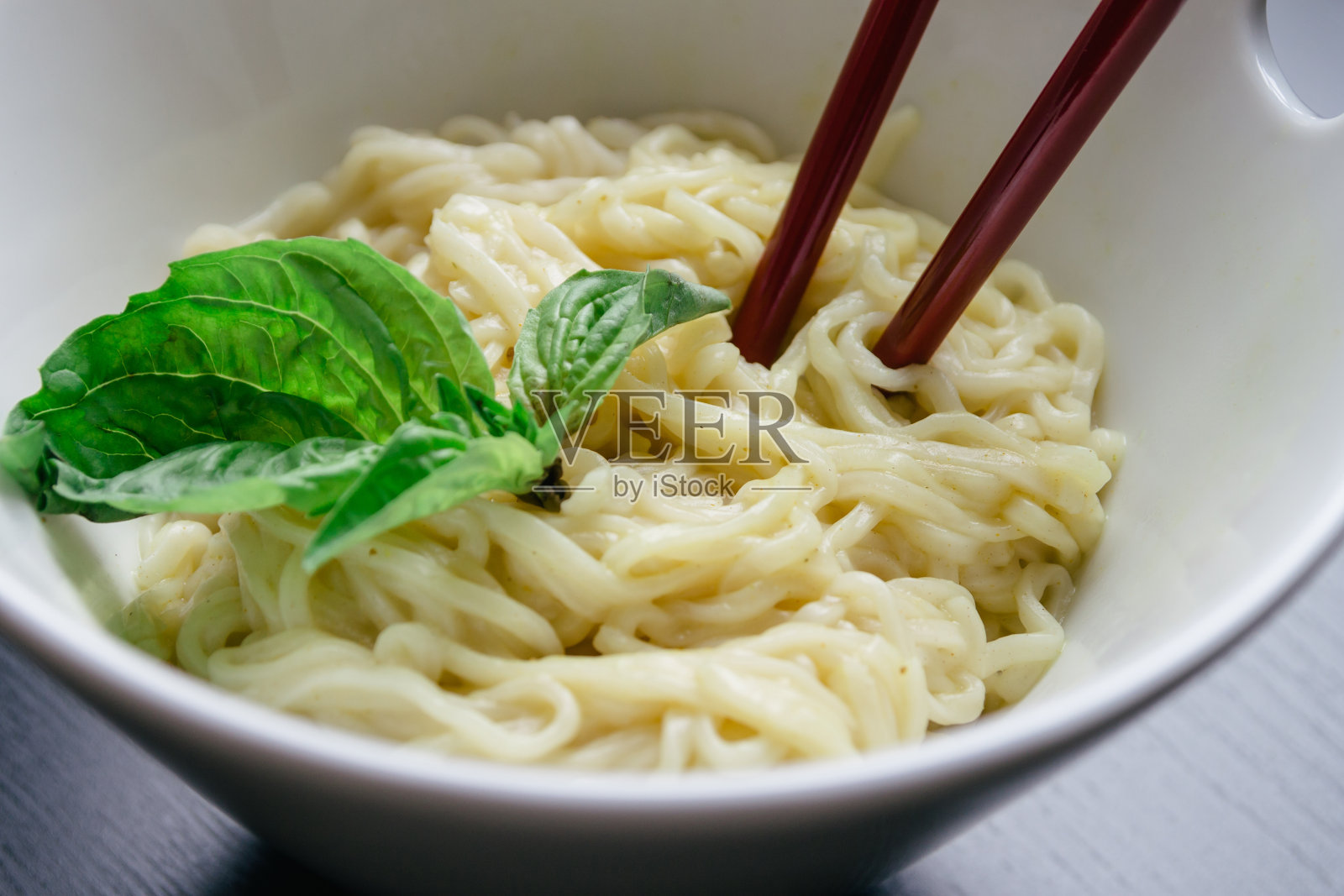 用筷子夹的亚洲面条照片摄影图片