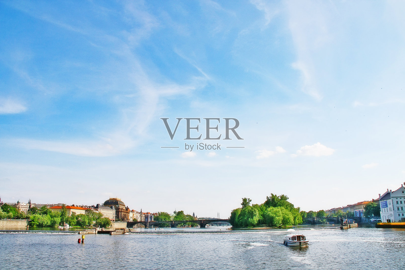 最易和伏尔塔瓦河(莫尔道)照片摄影图片