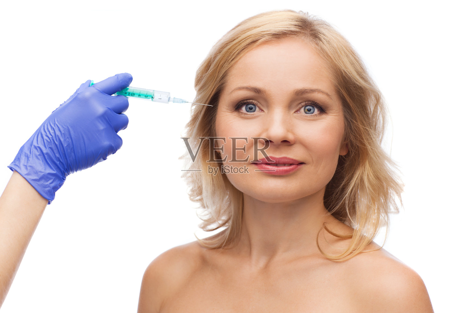 快乐女人的脸和美容师的手与注射器照片摄影图片