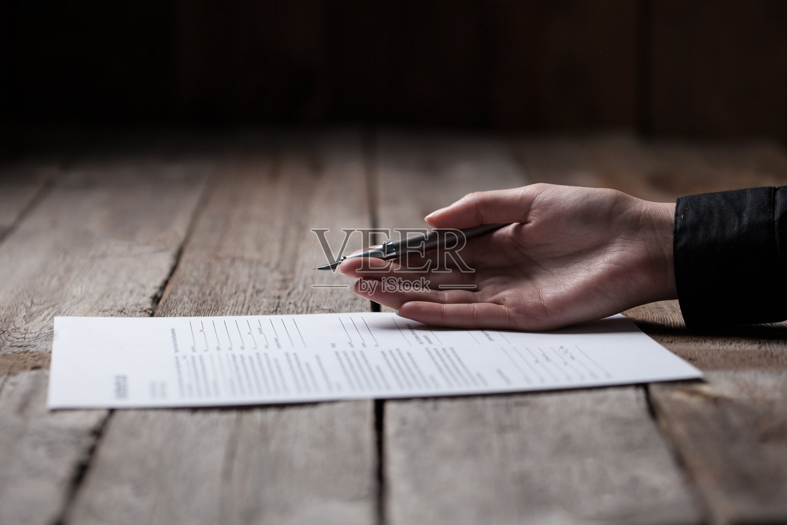 女子手签文件照片摄影图片