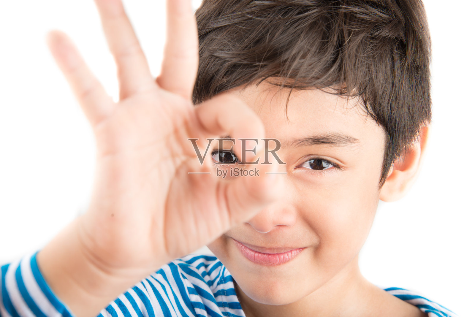 小男孩展示OK手势特写照片摄影图片