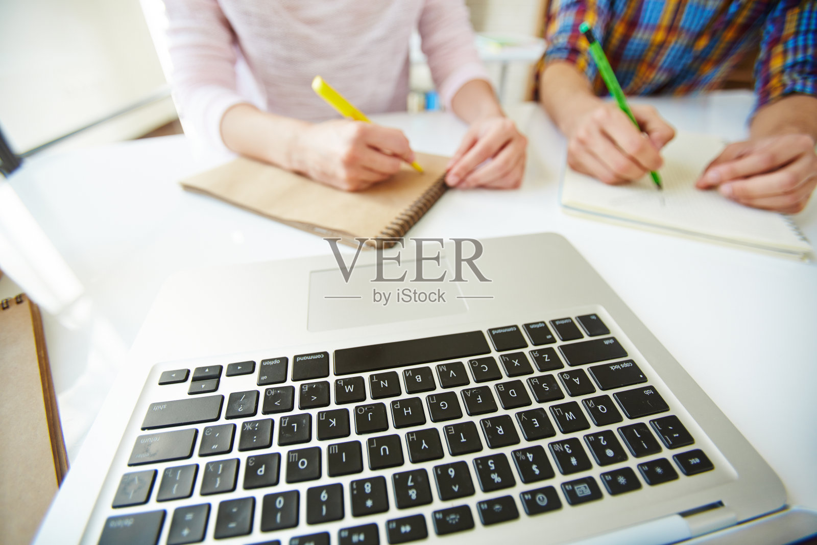 打开笔记本电脑照片摄影图片