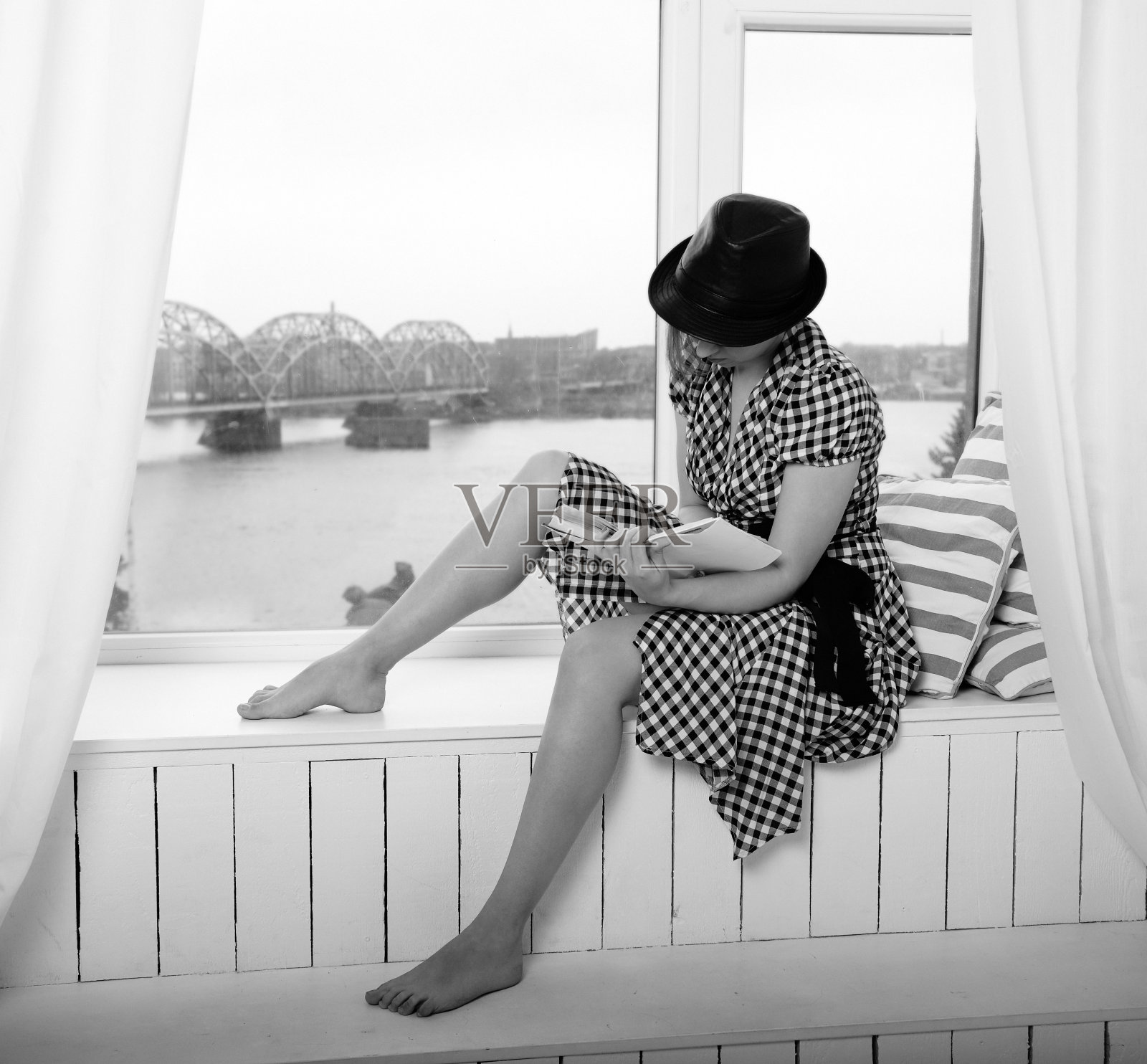 戴黑帽子的女人正在看书照片摄影图片