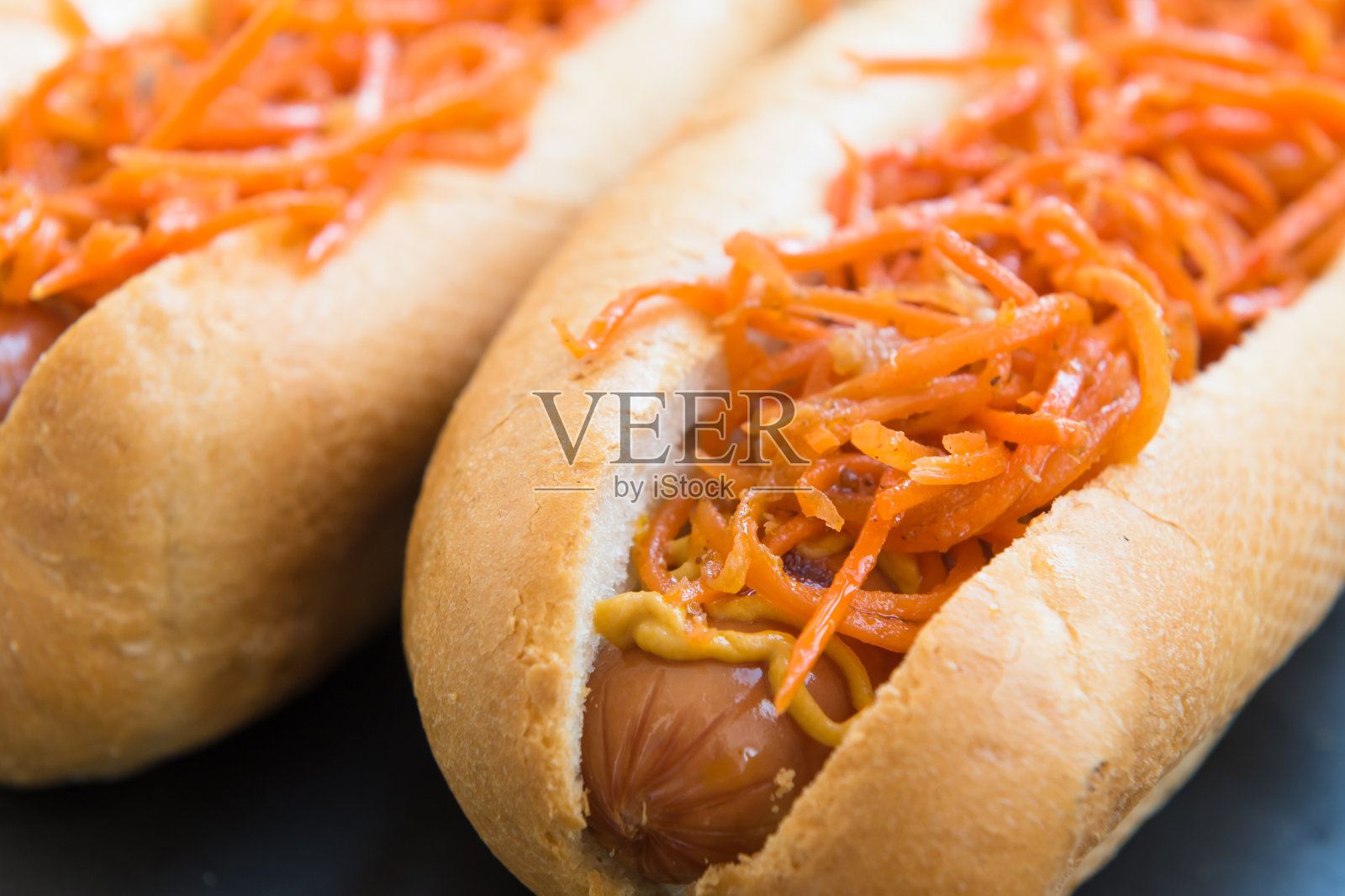 芥末和胡萝卜的热狗照片摄影图片