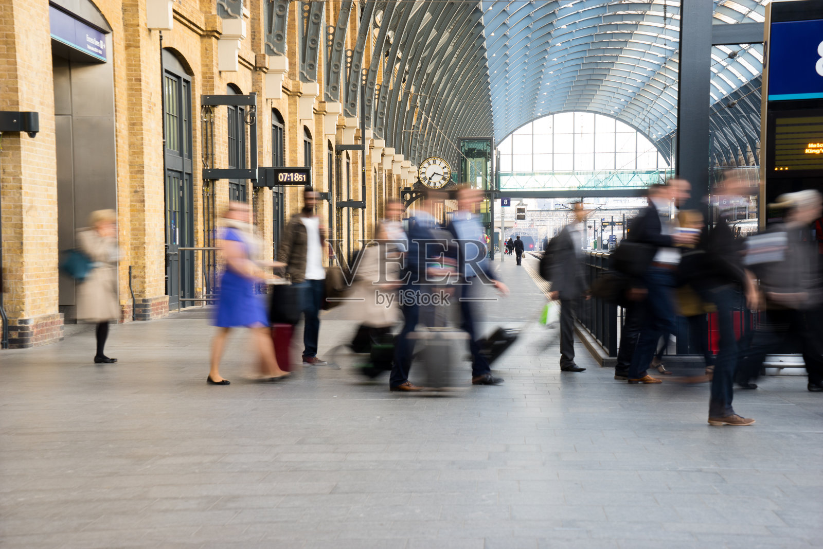 伦敦地铁车站让上下班高峰期的人们运动变得模糊照片摄影图片