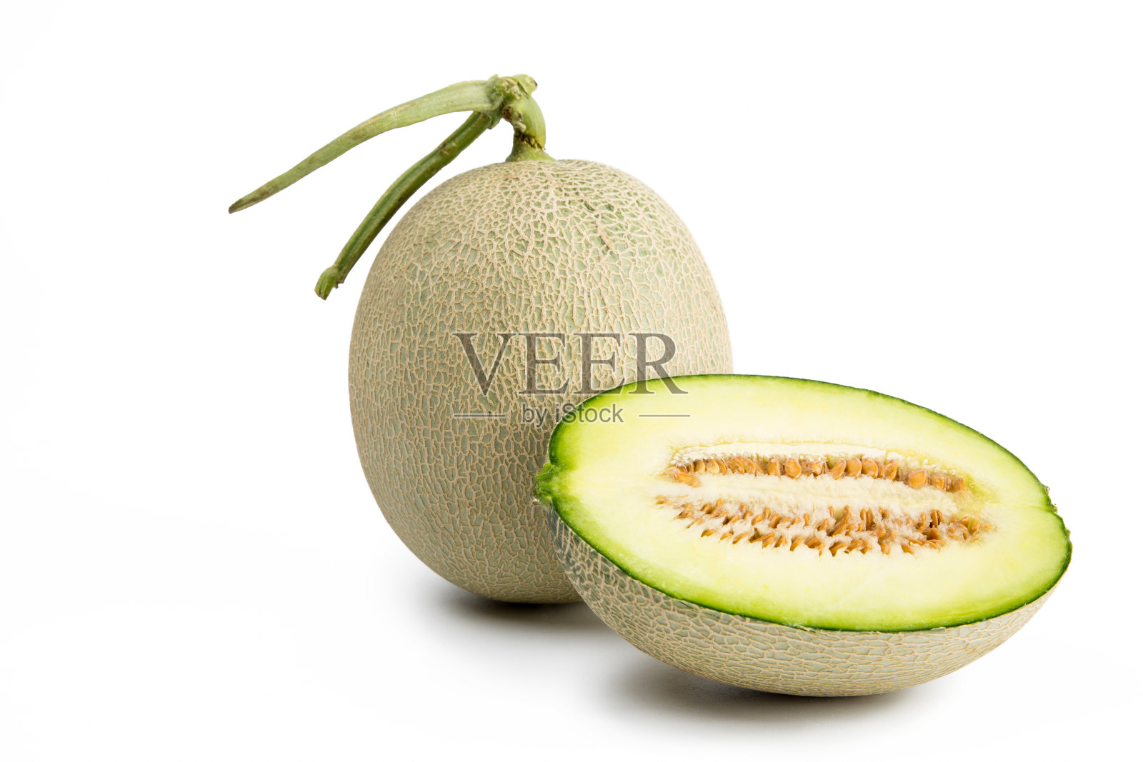 特写新鲜的网纹甜瓜孤立在白色的背景。照片摄影图片