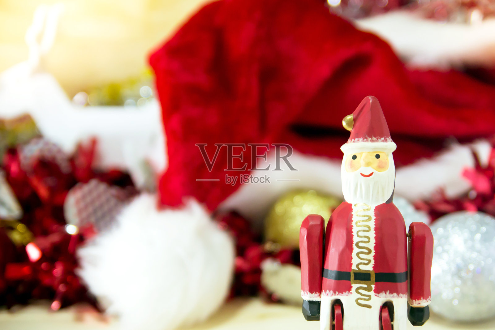 圣诞老人单聚焦与模糊的红帽背景照片摄影图片