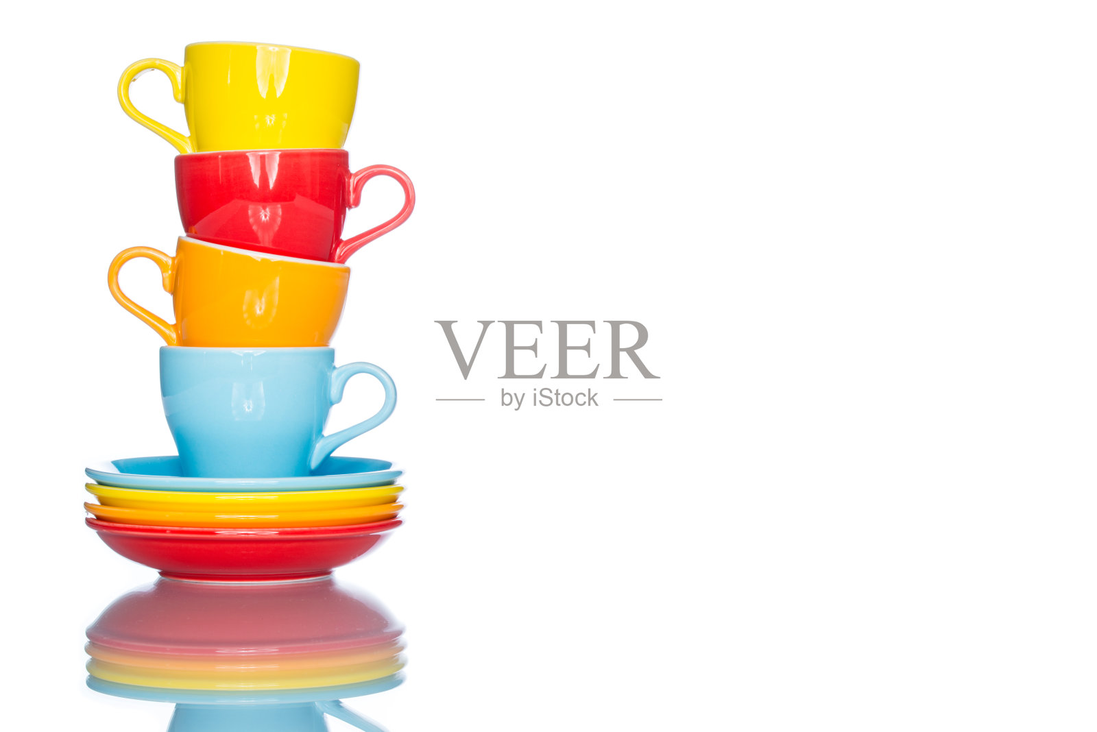 在反射桌上玩多个彩色咖啡杯杯照片摄影图片