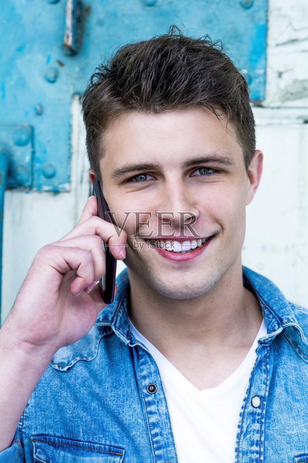 河边有个年轻人照片摄影图片