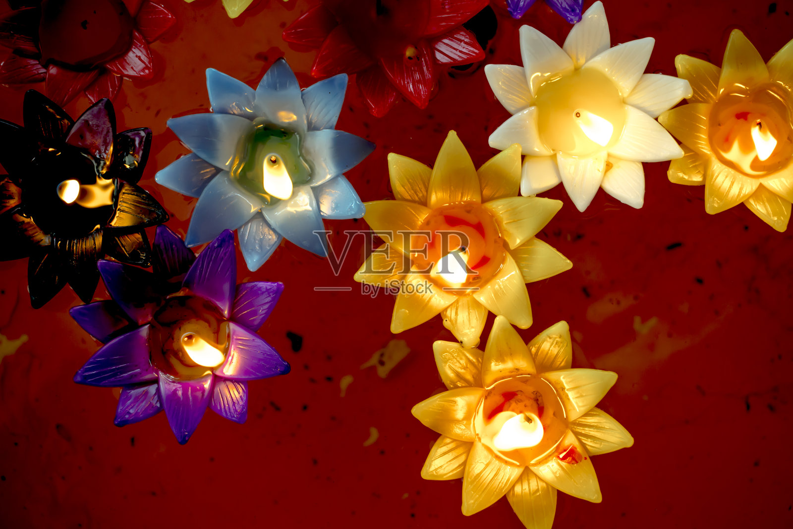 五颜六色的蜡烛照明,照片摄影图片