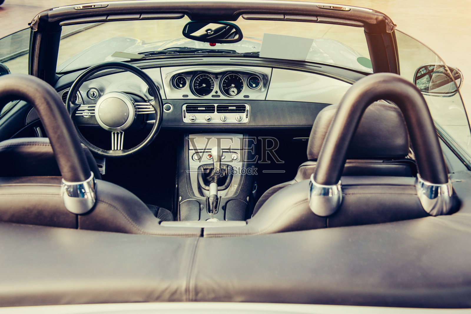 轿车在中间。照片摄影图片