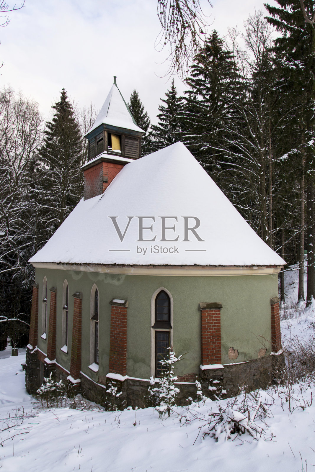 圣约瑟夫教堂在森林里，霜冻的山脉照片摄影图片