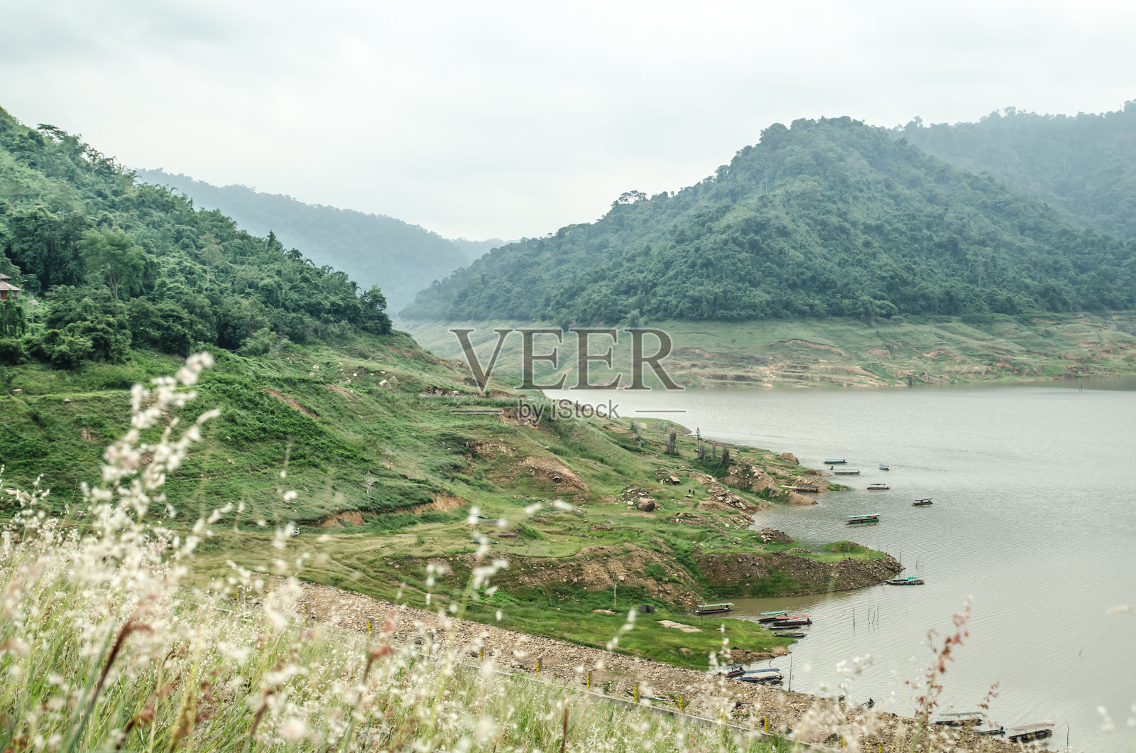 山景风光与湖泊照片摄影图片