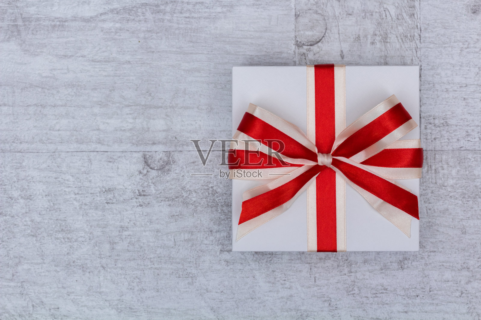 礼物放在陈年的木头上照片摄影图片