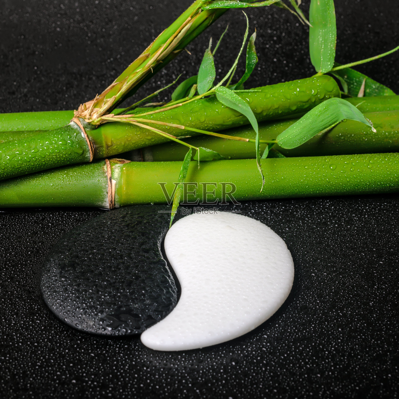 象征阴阳和天然竹子的spa设置照片摄影图片