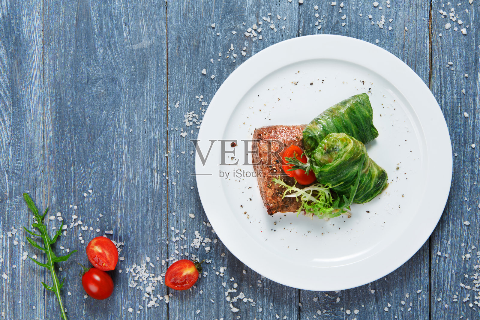 健康的餐厅食物，牛排和卷心菜卷照片摄影图片