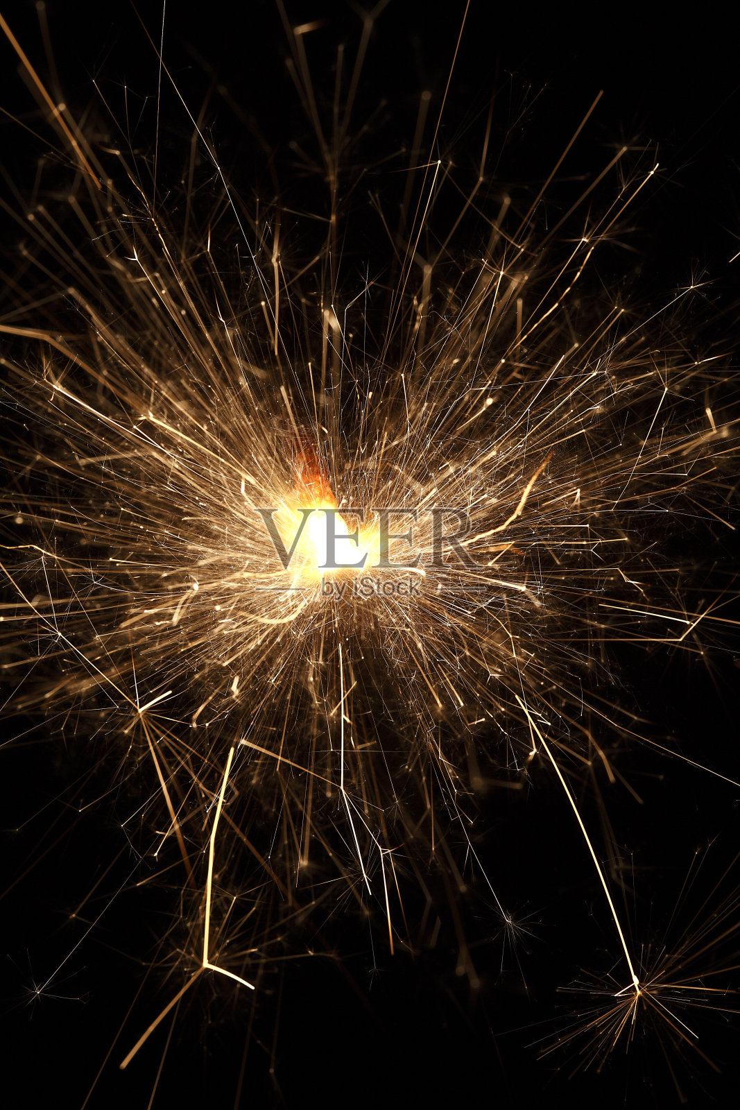 燃烧的火花在黑色的背景照片摄影图片