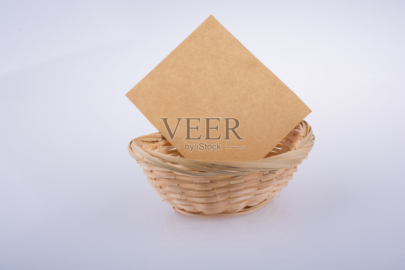 稻草做成的篮子里的空白便条纸照片摄影图片