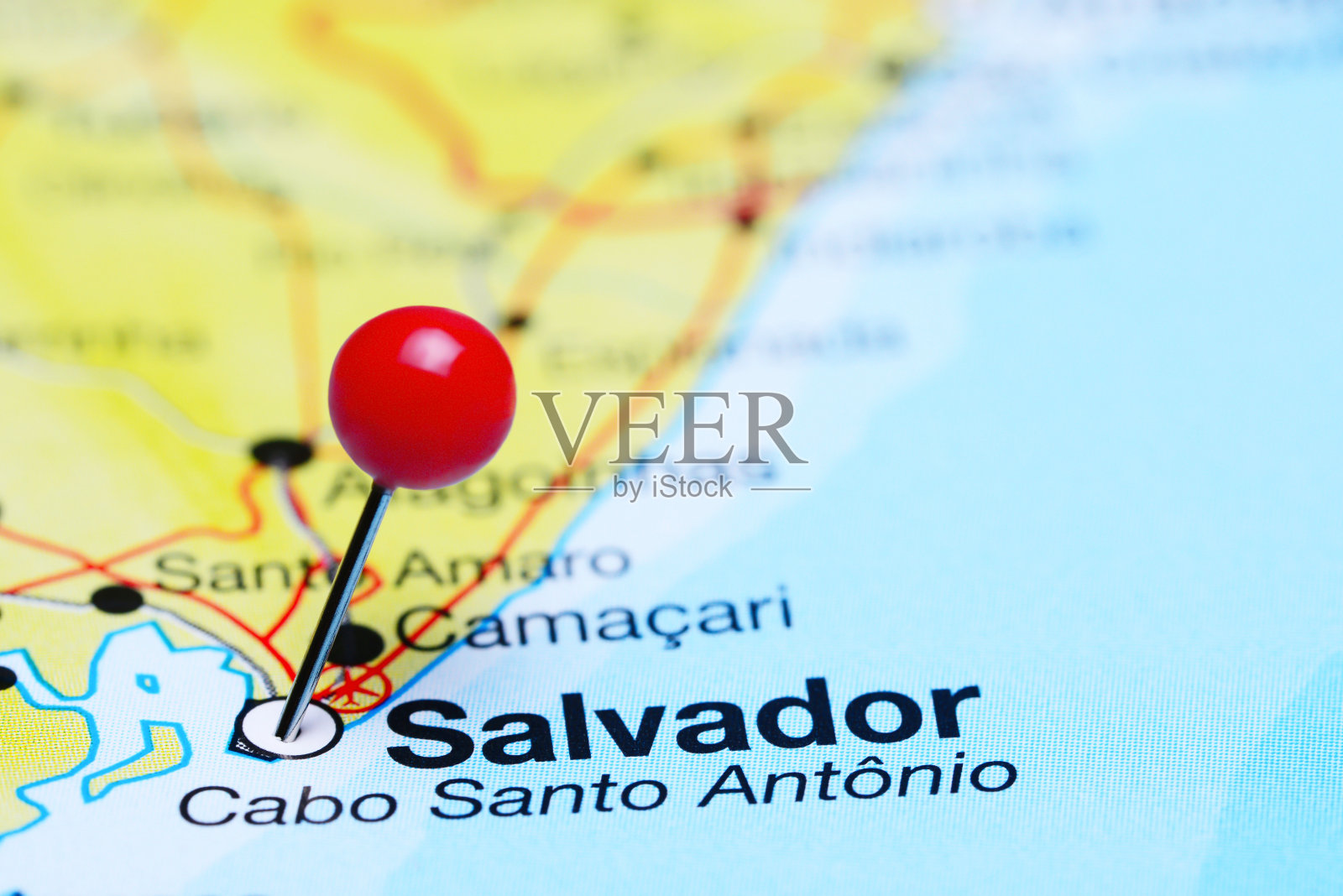 萨尔瓦多被钉在巴西地图上照片摄影图片