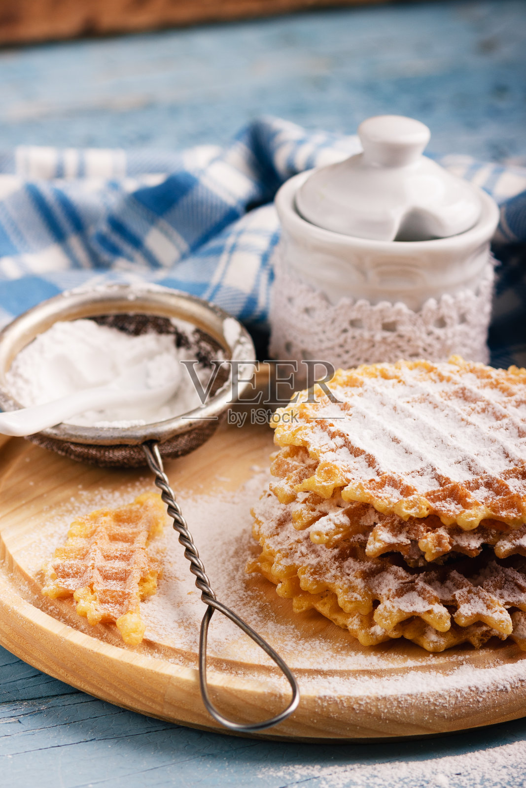 华夫饼和糖碗和糖粉照片摄影图片